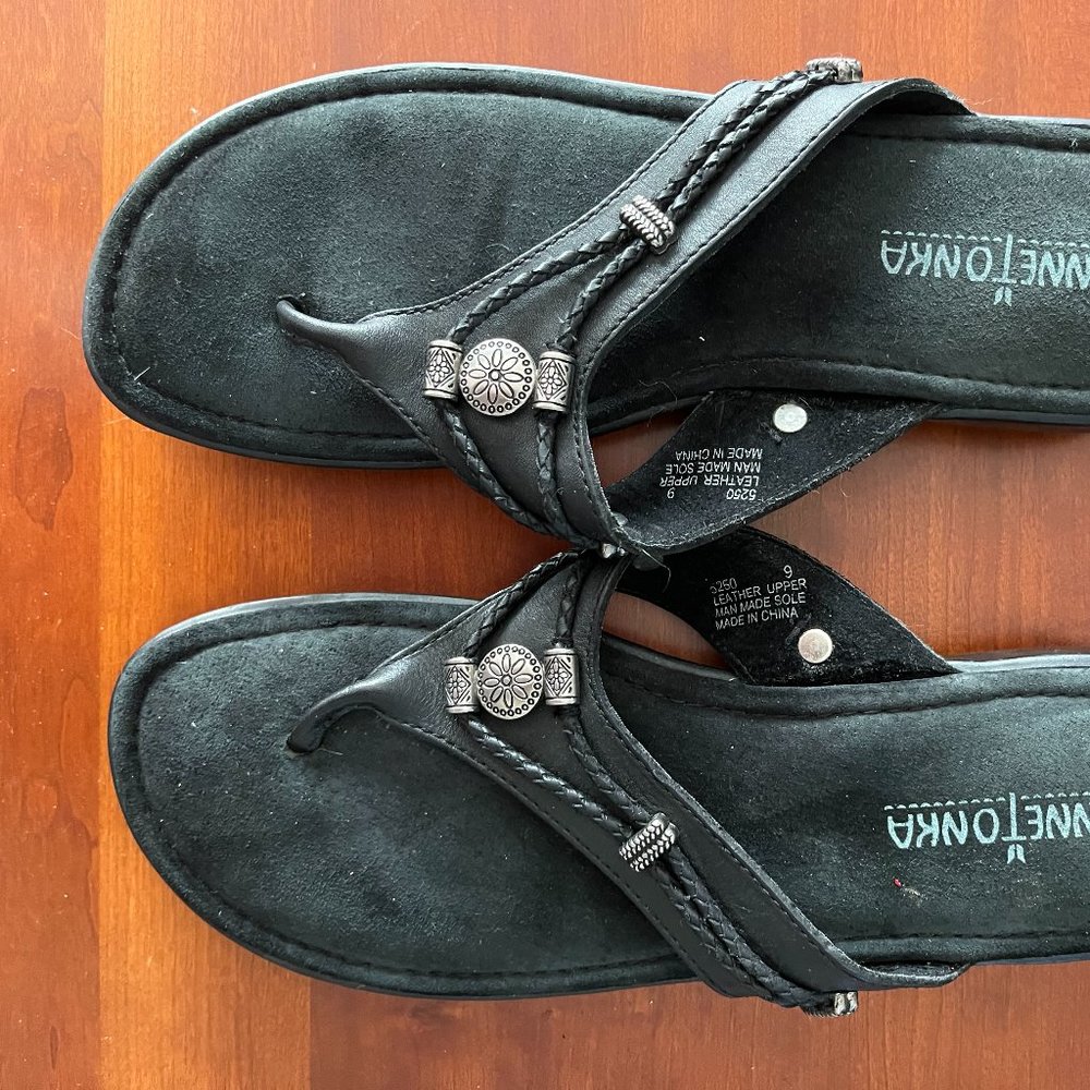 NWOT MINNETONKA SILVERTHORNE BLACK SUEDE THONG STYLE SANDALS SIZE 9
